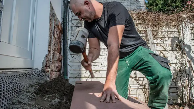 Mitarbeiter von Kesseler beim Verlegen einer Pflasterfläche